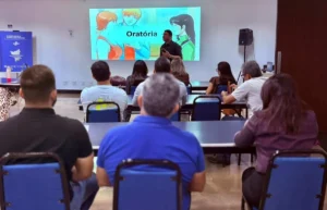 Policiais civis participando de curso de oratória para aprimorar comunicação em Roraima