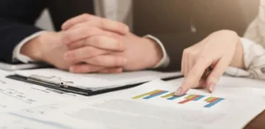 Empresária analisando estratégias de marketing digital em um laptop